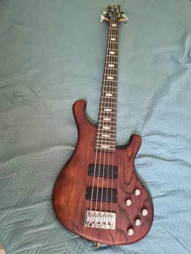 Baixo 5 cordas ativo troco por guitarra