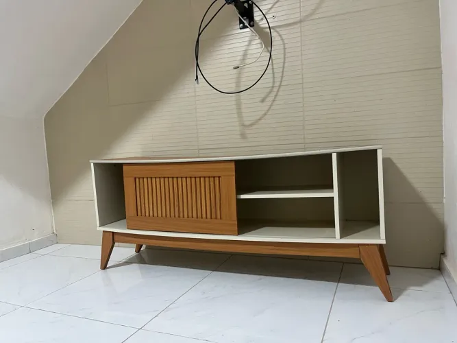 Rack para TV com Porta de Correr - Estilo Retrô