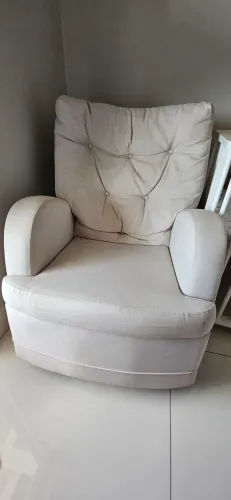 Poltrona de amamentação com puff