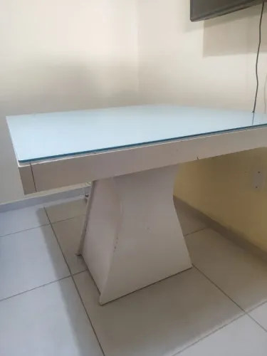 Mesa com tampo de vidro 