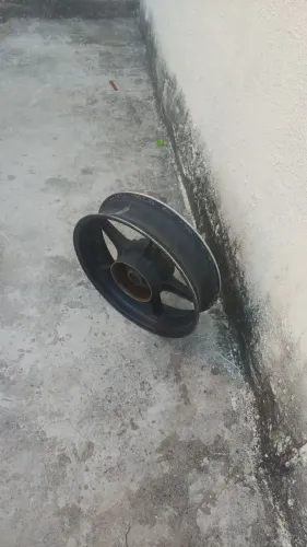 Roda de Cb 300 traseira serve em Twister 
