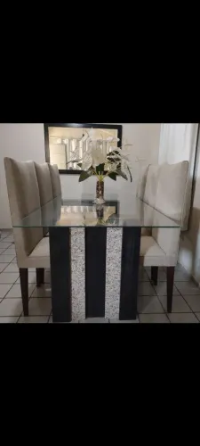 Belíssima Mesa de Jantar com Granito e Vidro com Cadeiras em Madeira Maciça.