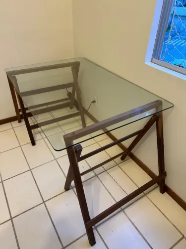 Mesa de vidro escrivaninha com cavaletes Tok&Stok 1,2 m x 0,8 m