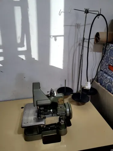 Máquina de costura overloque