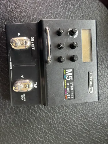 Pedaleira de guitarra line 6