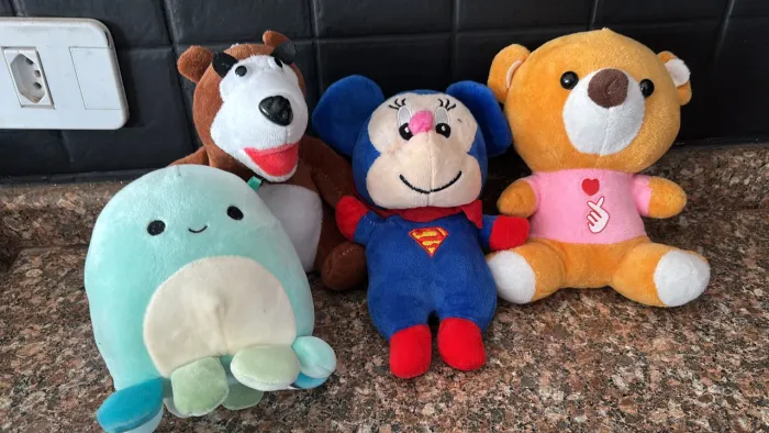 4 pelúcias de brinquedo 