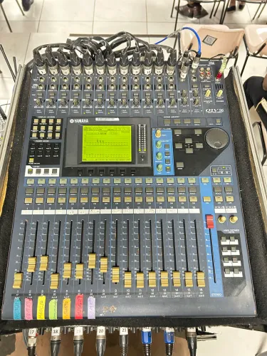 Yamaha 01v96 com ADAT Beringher ultra pro-8 e equalizador TGE 2313x