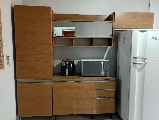 Vendo duas portas de Madeira maciça no valor de 700,00 para Retirada. Vendo um Armário de