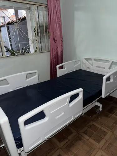 Cama Hospitalar Manual 3 Movimentos com Colchão e Grades, Pouco Uso