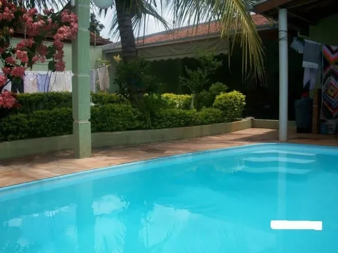 Vendo ou troco casa linda com piscina e garagem para 5 carros