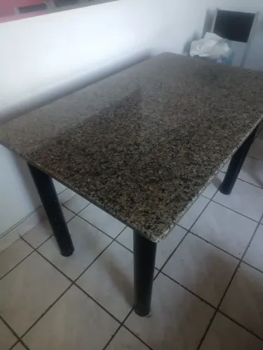 Vendo mesa com pedra de granito retangular