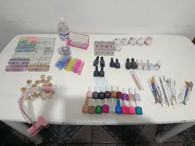 Esmaltes em gel, preparadores, lanterna,brilhos , glitter, pincéis