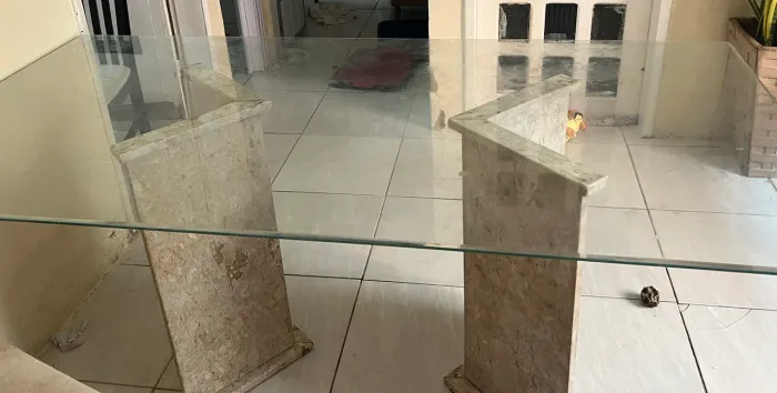 mesa de vidro para seis cadeiras,base de mármore.