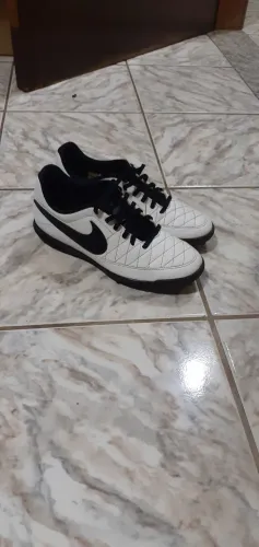 Chuteira nike society 