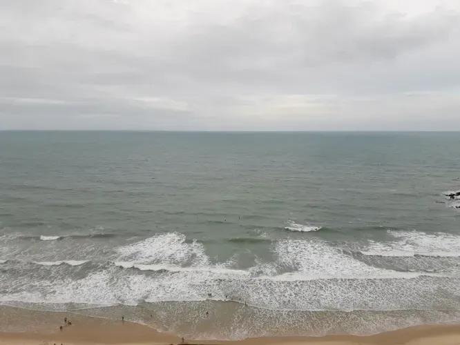 Laise mostra Ap com vista para praia de Miame Beach