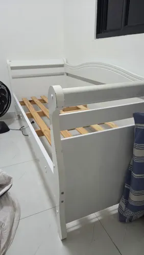 Cama infantil branca de madeira