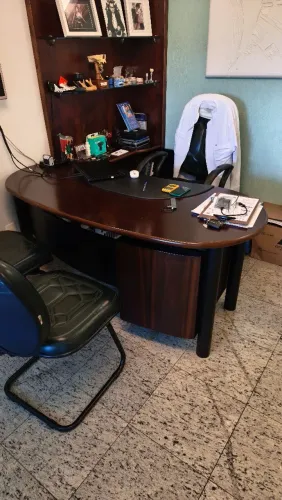 Mesas, cadeiras e armários