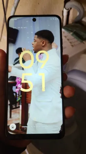 Celular à venda, funcionando perfeitamente. Só está com um pequeno quebrado na tela.