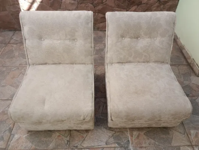 Duas poltronas/Sofá de dois lugares de marca tradicional no mercado de Móveis.