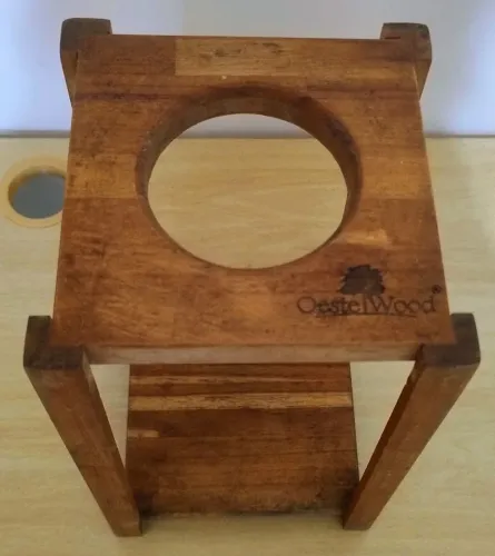 Coador de café em madeira.