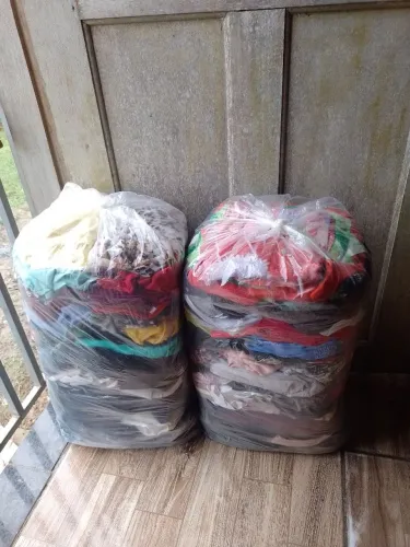 Roupas para bazar....