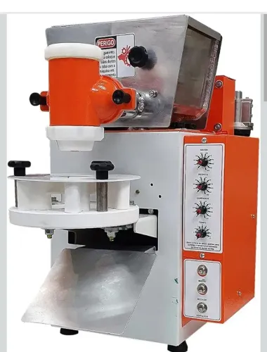 Máquina de salgados e panela de massa