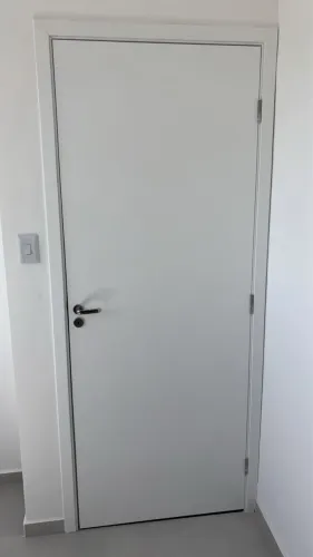 Porta em HDF - 0,80 x 2,10 completa com caixilho
