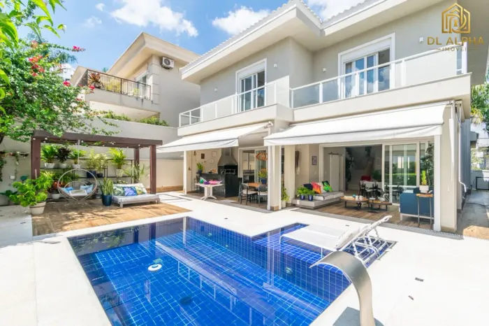 Casa de Alto Padrão com 4 Suítes, Piscina e Amplo Jardim