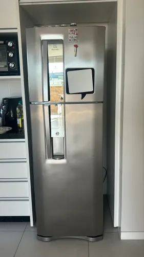 Geladeira Electrolux inox com dispenser de água na porta.