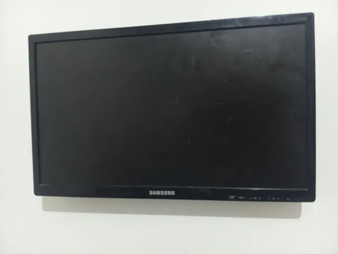 Televisão com marcas de uso Samsung 