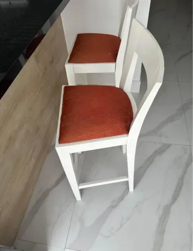 Banquetas em madeira com assento estofado 