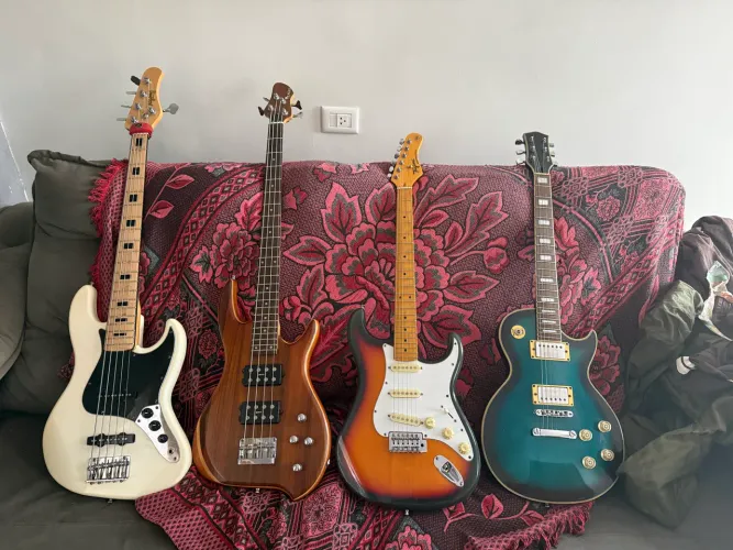 Lote de 4 Instrumentos (2 Baixos e 2 Guitarras)