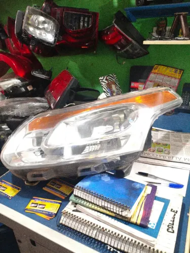 Farol do Citroen Air Cross 2011/12 lado esquerdo.