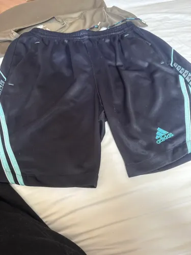 Short adidas com bolso com zíper 