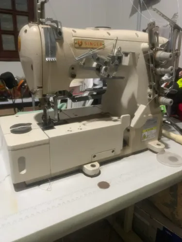 Máquina galoneira singer