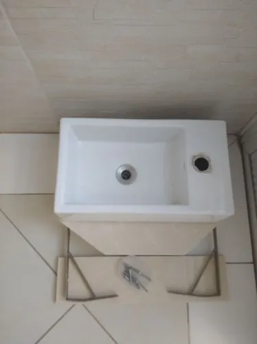 Lavatório com acabamento em mármore.