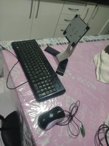 Vendo suporte de monitor, teclado e mouse. Tudo por um só preço