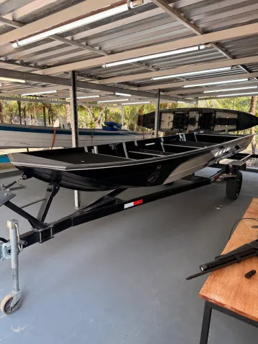 Bote De Pesca. Semi Chata