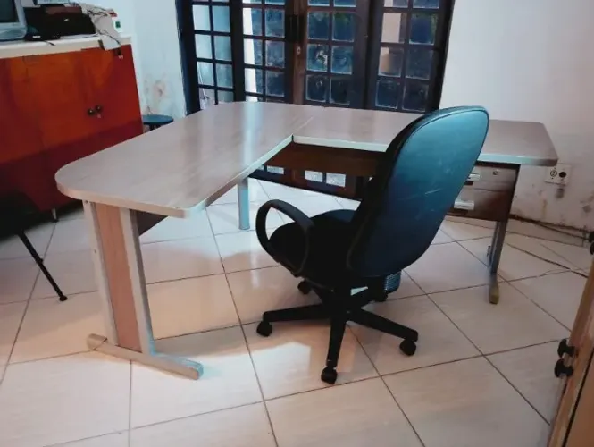 [LIQUIDAÇÃO] Mesa em L Grande (1,70x1,50m) + Cadeira (Brinde)