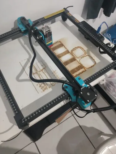 TTS55 PRO 5,5W MENOS DE 1 MES DE COMPRADA, TEM PE DE ELEVAÇÃO E SUPORTE PARA COPO MDF TBM
