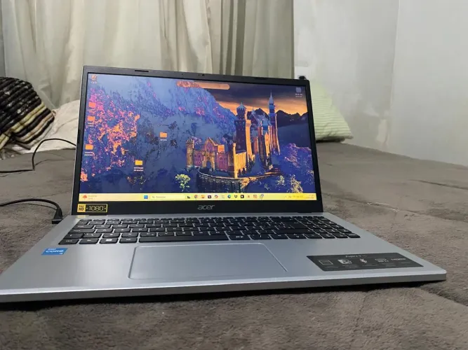 Vende-se notebook Acer semi-novo pouco tempo de uso com nota fiscal. 