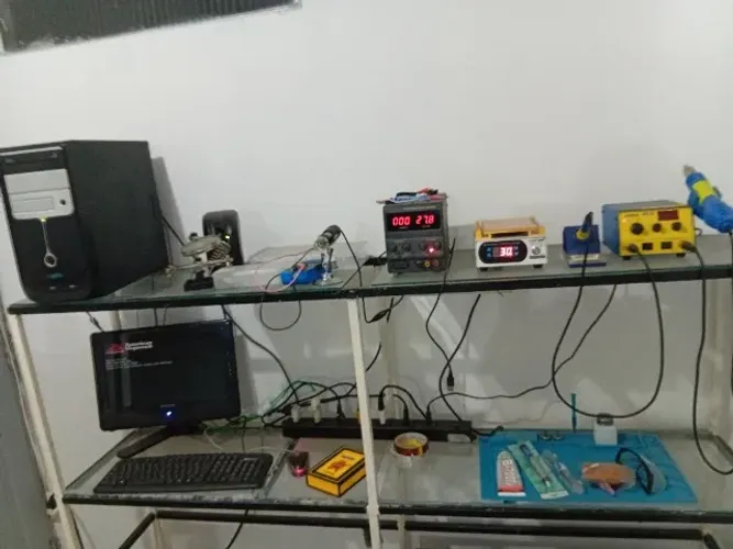 Bancada para conserto de eletrônicos.