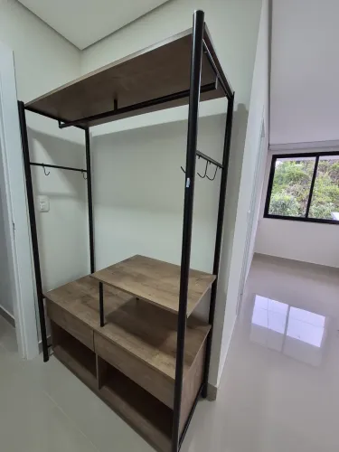 Armário closet aberto, arara