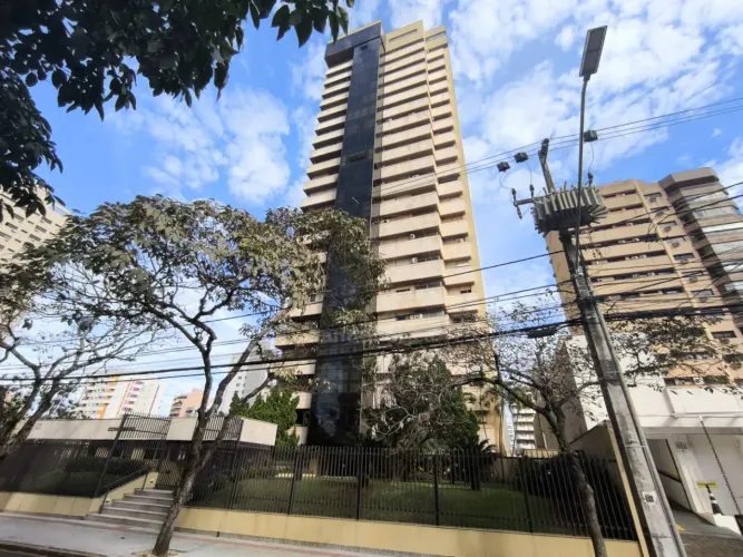 Apartamento à Venda e para Locação com 4 Quartos no Edifício Comodoro no Centro de Londrin