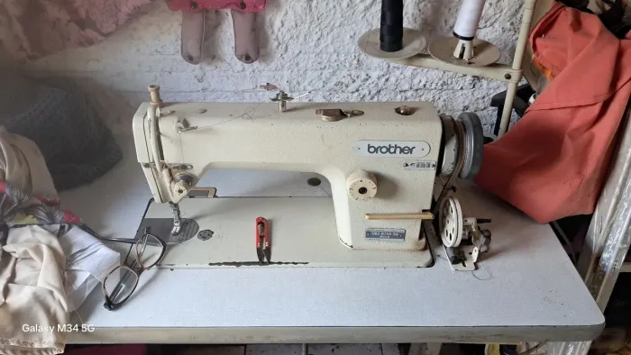 Vendo duas máquinas costuras profissionais. 