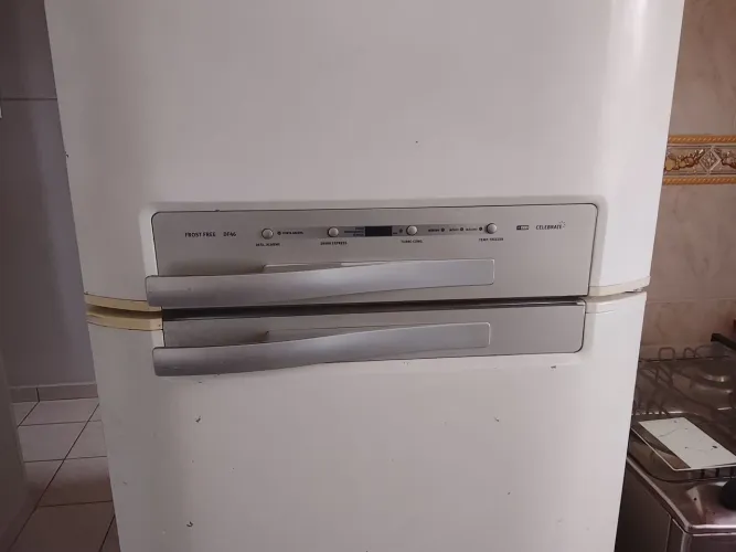 Frost free Eletrolux df46 geladeira