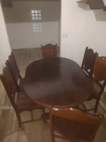 Mesa de madeira maciça em perfeito estado
