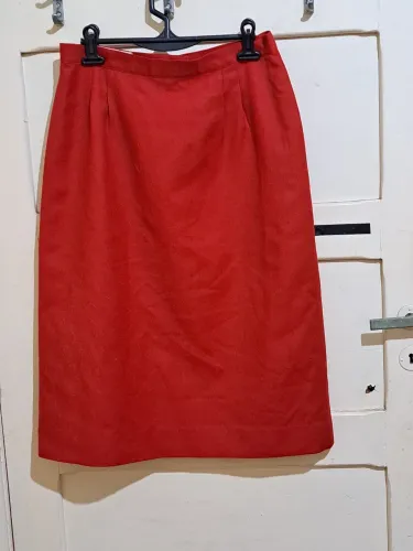 Saia lápis vermelha da marca Schiaparelli