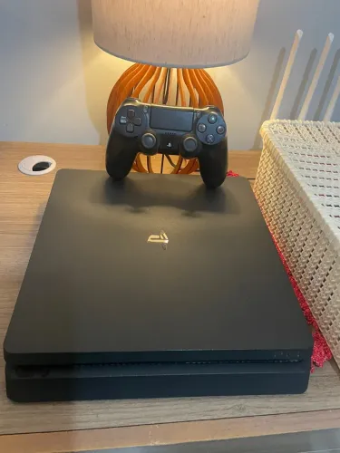 PS Slim 1T + controle + 2 jogos 