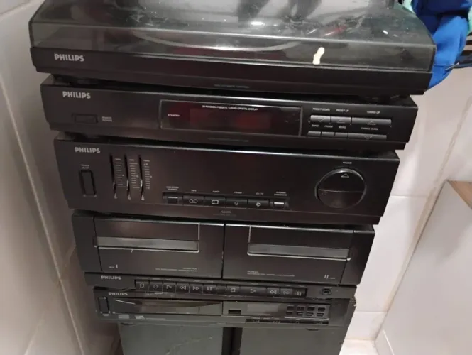 Aparelho de Som 3 em 1 (rádio, toca fita e toca disco) e aparelho de CD Philips.